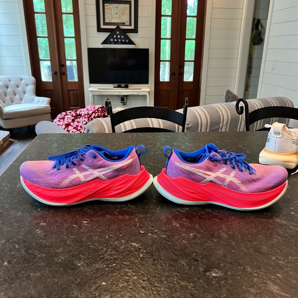 These are unisex size 6.5 and fit me perfectly, and I’m a women’s size 8.